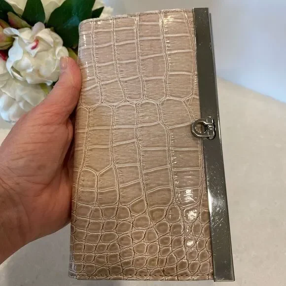 Clutch faux Alligator leather. 4 compartments 12 credit cards & zipper f… - Picture 9 of 14